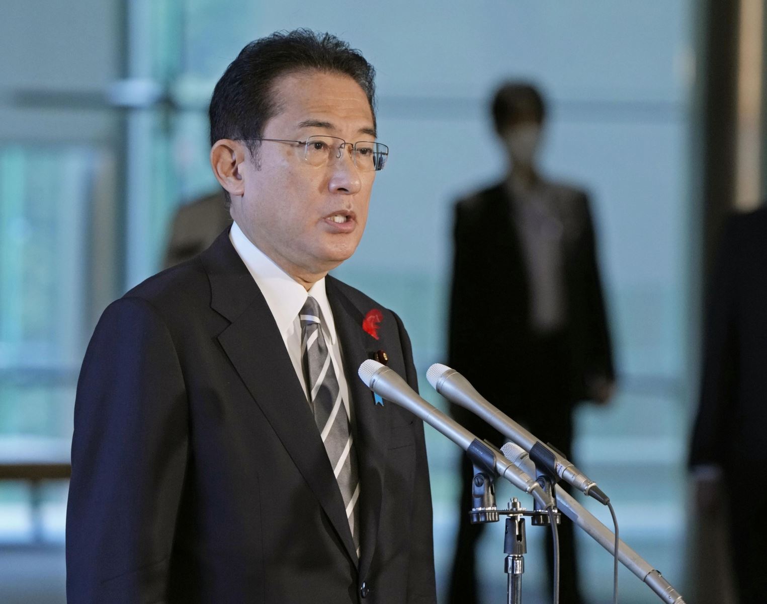 Tân Thủ tướng Fumio Kishida chủ trương đưa Nhật Bản thoát Abenomics Tân Thủ tướng Nhật Bản Fumio Kishida phát biểu với báo giới tại Tokyo ngày 14-10-2021. Ảnh: Kyodo/TTXVN