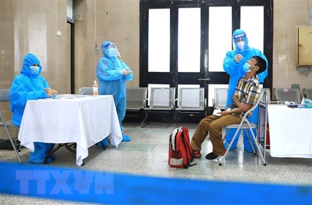 Ngày 15-10-2021: Số ca mới tại Sóc Trăng tăng cao, cả nước có 93 ca tử vong Nhân viên y tế lấy mẫu xét nghiệm nhanh COVID-19 cho những hành khách chưa xét nghiệm trước khi lên tàu. Ảnh: Thành Đạt/TTXVN