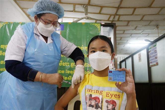 Nhân viên y tế tiêm vaccine phòng COVID-19 cho trẻ em tại Phnom Penh, Campuchia, ngày 20-9-2021. Ảnh: THX/ TTXVN