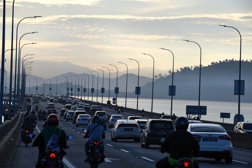 Dòng xe cộ tấp nập trên cầu Penang, Malaysia ngày 11-10-2021 sau khi lệnh cấm đi lại liên bang được dỡ bỏ sau 9 tháng. Ảnh: Bernama