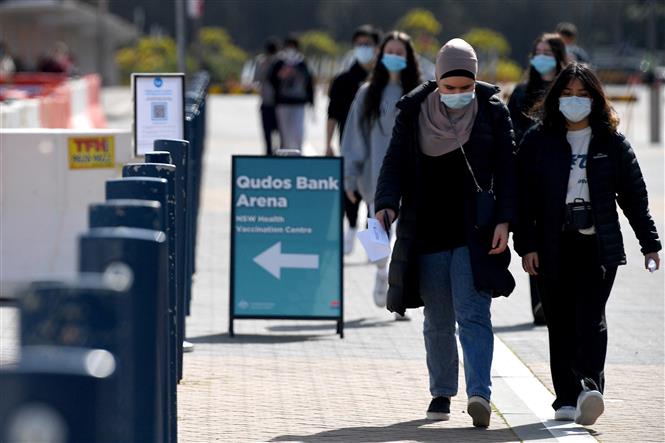 Thế giới trên 4,9 triệu ca tử vong; Số người thiệt mạng tại Mỹ tăng trở lại Sinh viên xếp hàng chờ tiêm vaccine phòng COVID-19 tại Sydney, Australia, ngày 9-8-2021. Ảnh: AFP/TTXVN