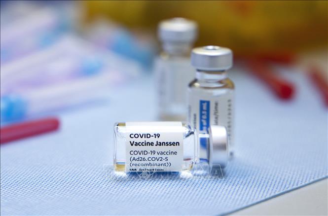 WTO chưa nhất trí bỏ bản quyền đối với vaccine ngừa COVID-19 Vaccine phòng COVID-19 của hãng Johnson & Johnson. Ảnh: AFP/ TTXVN
