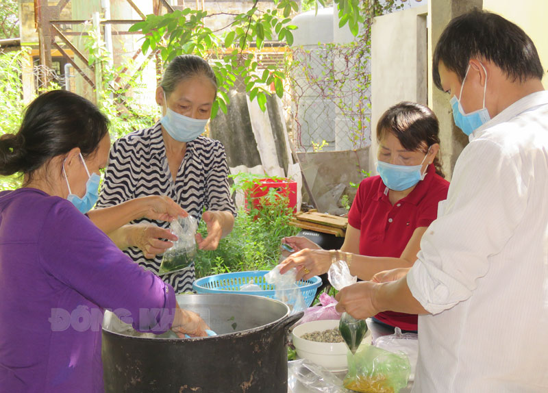 Phụ nữ Thạnh Ngãi trọn tình quê hương Thành viên bếp ăn thực hiện công đoạn vào bịch, đóng hộp trước khi mang đến khu cách ly hay trạm y tế.