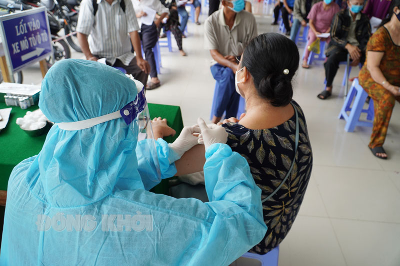 Người dân tiêm chủng vắc-xin phòng Covid-19.