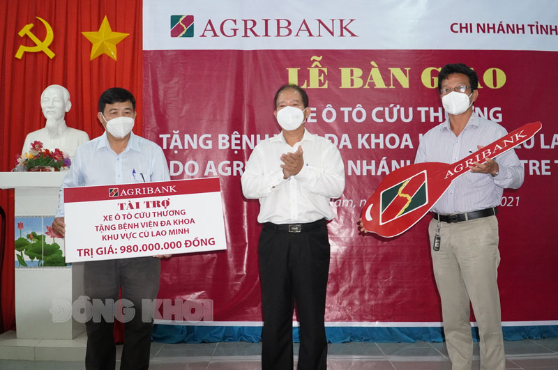 Lãnh đạo Agribank Bến Tre trao bảng tượng trưng, chìa khóa xe.