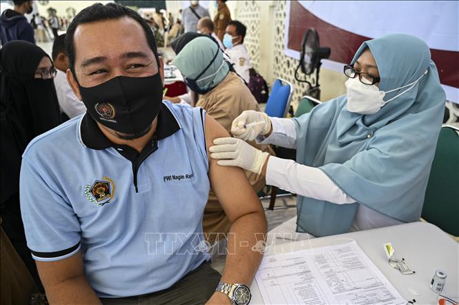 Ca tử vong mới ở Nga sát mốc 1.000, Anh đứng đầu về ca mắc mới Tiêm vaccine COVID-19 của Moderna cho người dân tại Banda Aceh, Indonesia ngày 7-9-2021. Ảnh: AFP/TTXVN