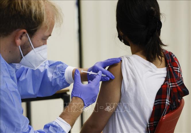 Ca tử vong mới ở Nga sát mốc 1.000, Anh đứng đầu về ca mắc mới Nhân viên y tế tiêm vaccine COVID-19 cho người dân tại Berlin, Đức. Ảnh: AFP/TTXVN