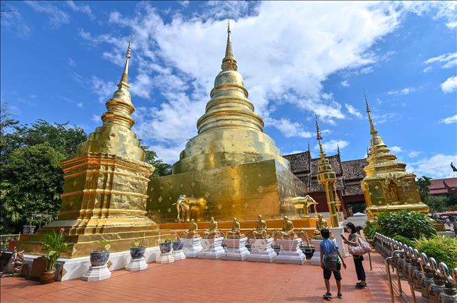 Ca tử vong mới ở Nga sát mốc 1.000, Anh đứng đầu về ca mắc mới Khách du lịch thăm quan một ngôi chùa ở Chiang Mai, Thái Lan. Ảnh: AFP/TTXVN