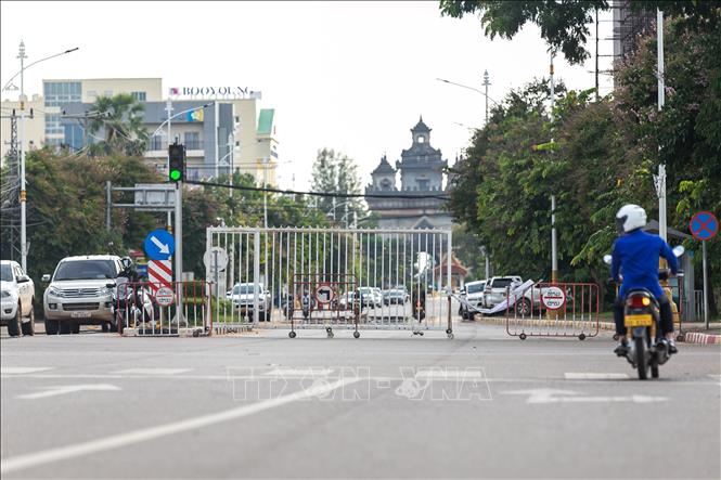 Ca tử vong mới ở Nga sát mốc 1.000, Anh đứng đầu về ca mắc mới Phong tỏa một tuyến đường để phòng chống dịch COVID-19 ở thủ đô Viêng Chăn, Lào, ngày 20-9-2021. Ảnh: THX/TTXVN