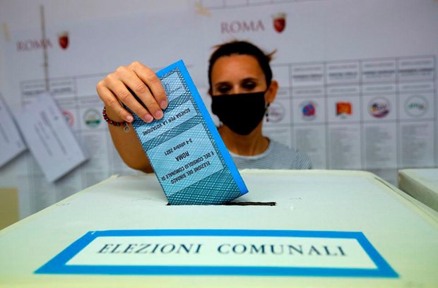 Bầu cử địa phương vòng 2 tại Italy: Ưu thế nghiêng về phe trung tả Một cử tri đi bỏ phiếu tại Rome, Italy. Ảnh: Reuters