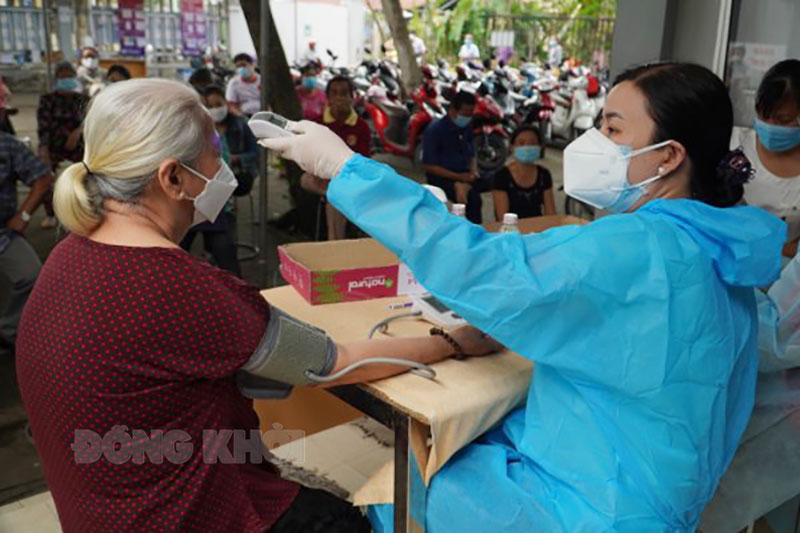 Đến 18 giờ ngày 17-10-2021, tỉnh có 4 ca mắc Covid-19 Người dân TP. Bến Tre khám sàng lọc trước khi tiêm vắc-xin.