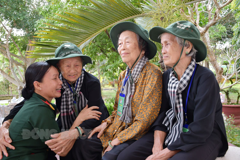 Các thế hệ phụ nữ gặp nhau trong ngày đón nhận danh hiệu Anh hùng Lực lượng vũ trang “Đội quân tóc dài” Bến Tre. Ảnh tư liệu