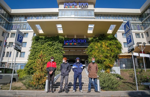 Những người biểu tình chặn đường trước khách sạn Park Inn, nơi các quan sát viên của OSCE lưu trú ngày 16-10. (Nguồn: Reuters)