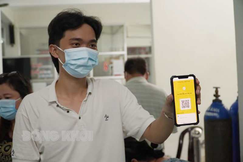 Sau khi tiêm vắc-xin phòng Covid-19 mũi 1 người dân được xác nhận thẻ vàng.