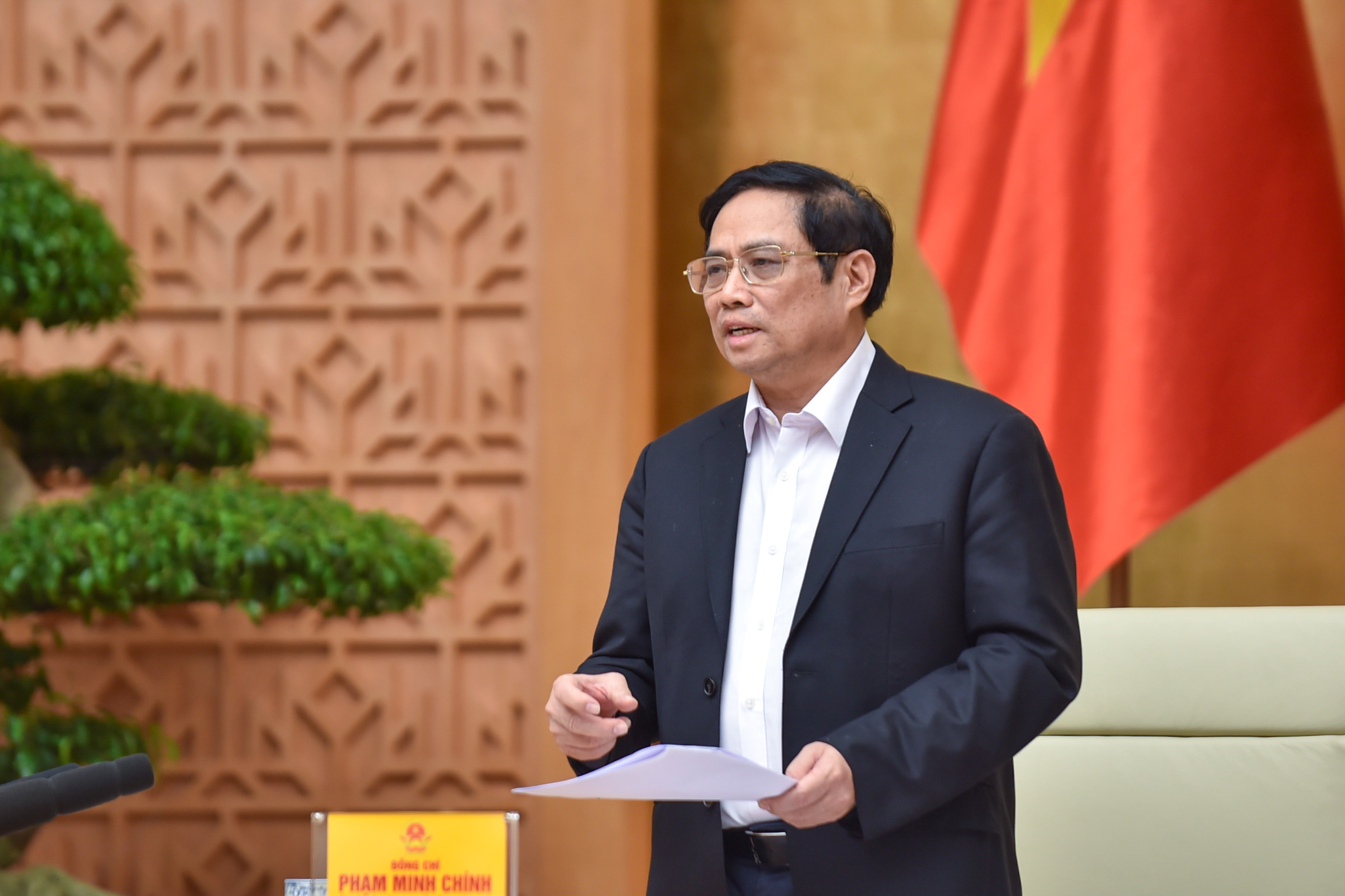Thủ tướng nhấn mạnh “tình đồng chí, nghĩa đồng bào rất quan trọng trong những thời khắc khó khăn”. Ảnh: VGP/Nhật Bắc