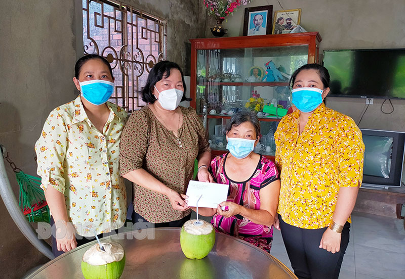 Tin hoạt động các huyện, thành phố ngày 18-10-2021 Tặng quà cho nguyên cán bộ Hội LHPN xã Lương Hòa. Ảnh: Diệu Hiền