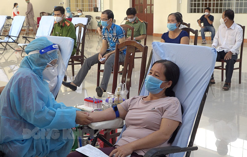 Tin hoạt động các huyện, thành phố ngày 18-10-2021 Có 115 đơn vị máu được tiếp nhận trong đợt này. Ảnh: Việt Cường