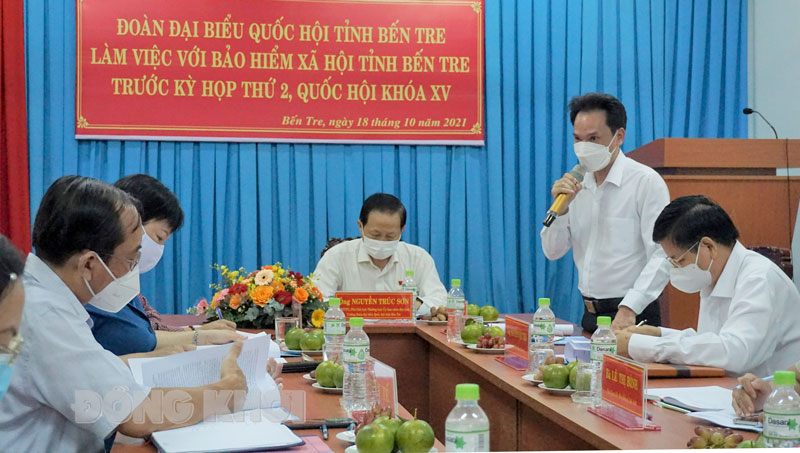 Giám đốc BHXH tỉnh Dương Văn Thắng báo cáo nội dung liên quan tại buổi làm việc.