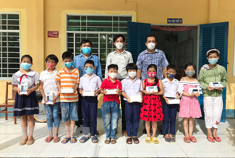 Tin hoạt động các huyện, thành phố ngày 18-10-2021 Lãnh đạo xã chụp ảnh lưu niệm cùng các em học sinh. Ảnh: Hoài Nhân