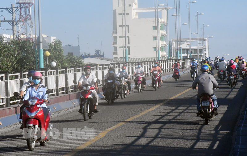 Giải pháp kéo giảm tai nạn giao thông những tháng cuối năm 2021 Trên cầu Bến Tre 1 trật tự hơn trong giờ cao điểm buổi sáng. Ảnh: Hữu Hiệp
