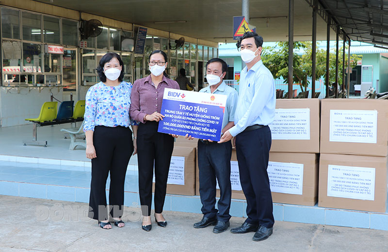 Ngân hàng TMCP Đầu tư và Phát triển Việt Nam tài trợ khoảng 1,38 tỷ đồng cho lực lượng tuyến đầu chống dịch Trung tâm y tế huyện Giồng Trôm nhận tài trợ từ Ngân hàng TMCP Đầu tư và Phát triển Việt Nam (BIDV).