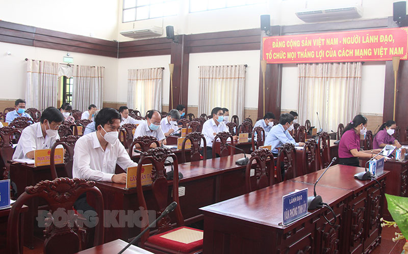Thành viên UBND tỉnh họp lệ kỳ tháng 10-2021 Đại biểu tham dự cuộc họp.