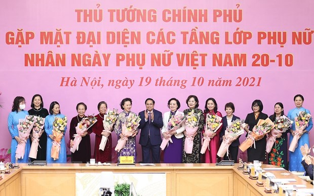 Thủ tướng Phạm Minh Chính tặng hoa chúc mừng các đại biểu phụ nữ tiêu biểu. Ảnh: Dương Giang/TTXVN