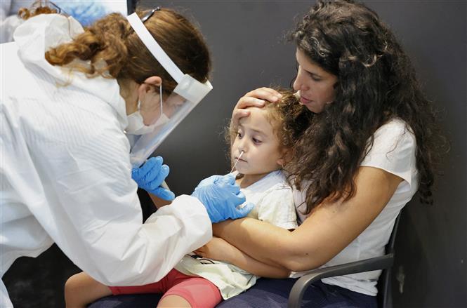 Lấy mẫu xét nghiệm COVID-19 cho trẻ nhỏ tại Tel Aviv, ngày 19-8-2021. Ảnh: AFP/TTXVN