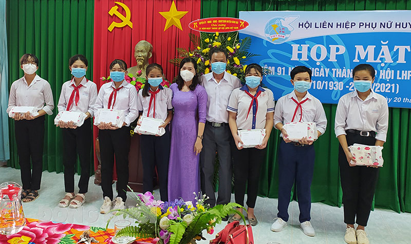 Trao học bổng và quà cho các em học sinh. Ảnh: Sơn Tùng