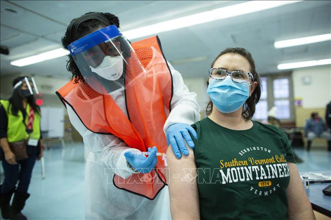 Nga tái phong tỏa thủ đô; Trung Quốc đối phó đợt dịch mới Nhân viên y tế tiêm vaccine COVID-19 của hãng Moderna cho người dân tại New York, Mỹ, ngày 10-1-2021. Ảnh: AFP/TTXVN