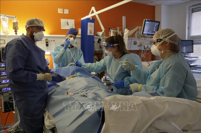 Nga tái phong tỏa thủ đô; Trung Quốc đối phó đợt dịch mới Điều trị cho bệnh nhân nhiễm COVID-19 tại bệnh viện ở London, Anh. Ảnh: AFP/TTXVN