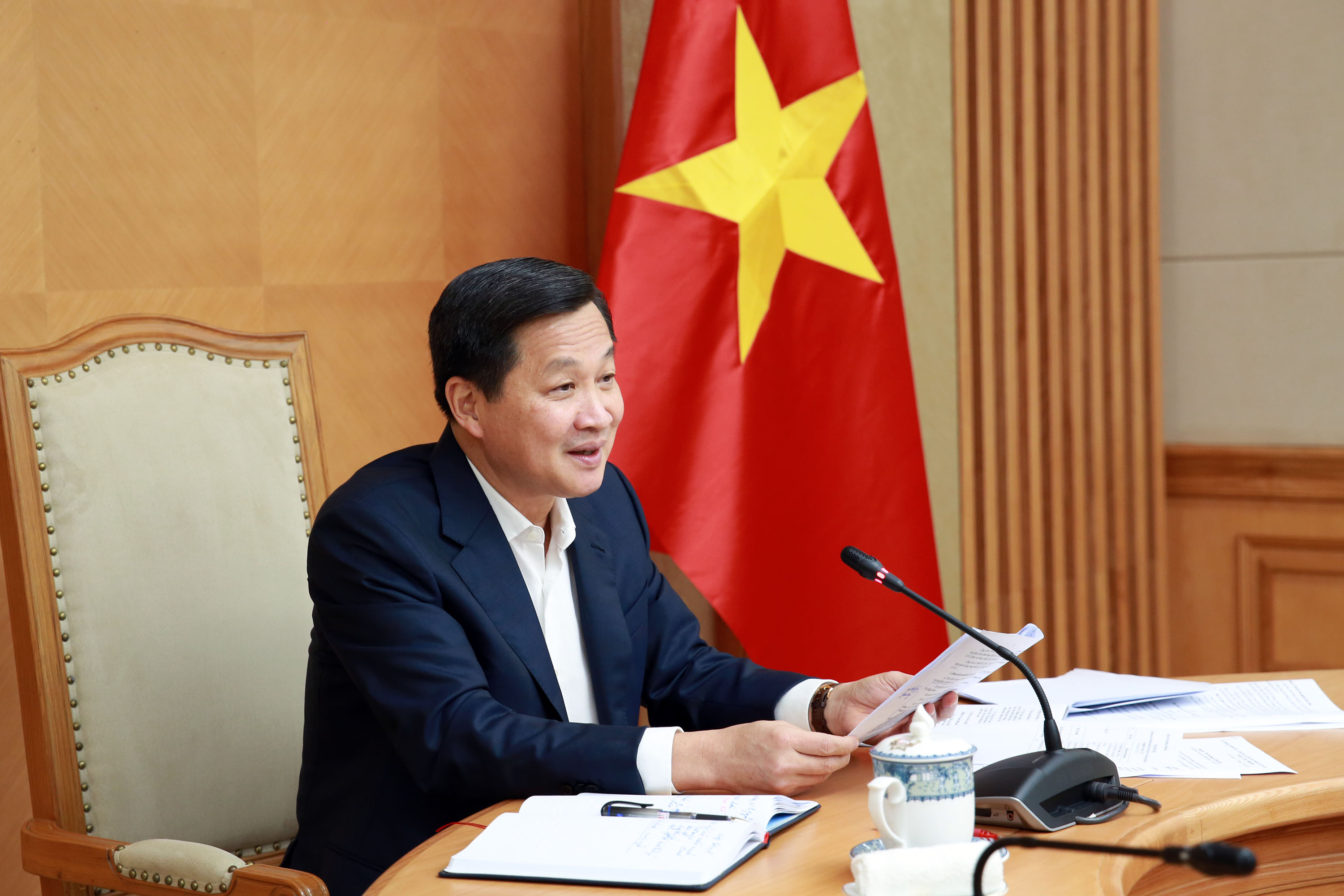 Phó Thủ tướng đề nghị Bộ Y tế tiếp thu các ý kiến sớm ban hành Thông tư quy định về giá dịch vụ xét nghiệm, bảo đảm phù hợp với thực tiễn, dễ triển khai áp dụng thực hiện. Ảnh VGP/Đình Nam