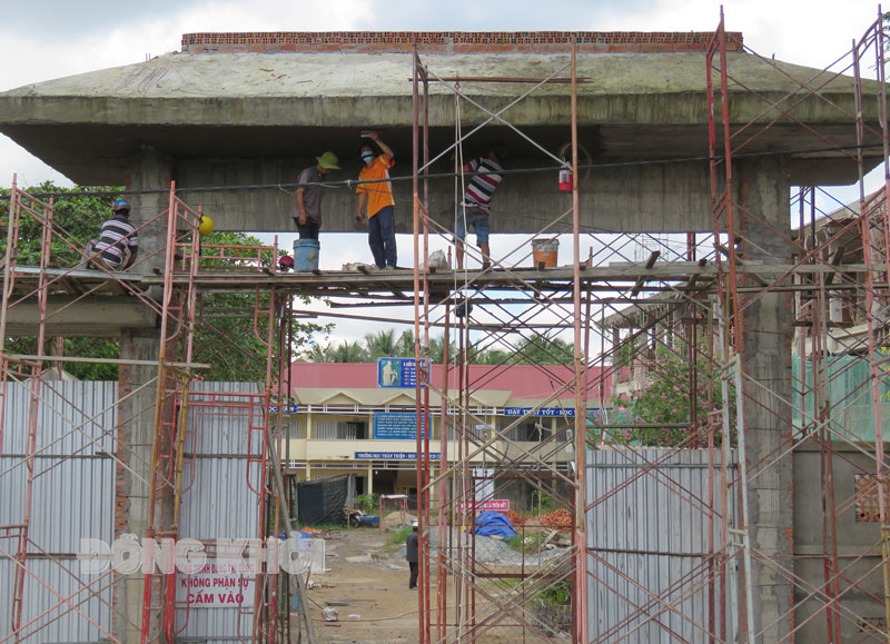 Ngôi trường mang tên Mẹ Việt Nam anh hùng Nguyễn Thị Hai Thi công cổng Trường THCS Nguyễn Thị Hai.