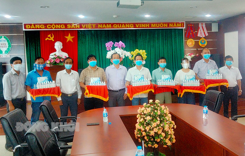 Hỗ trợ nước sát khuẩn và khẩu trang cho người bán vé số lẻ Các đại lý vé số nhận nước sát khuẩn và khẩu trang.