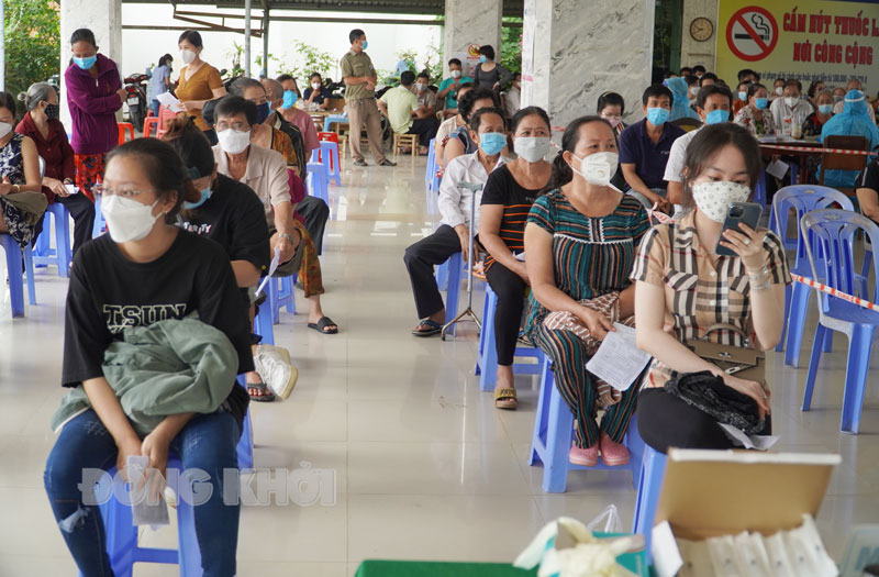 Hướng dẫn cách ly y tế và xét nghiệm đối với người về, đến từ địa bàn có cấp độ dịch khác nhau Người dân tham gia tiêm chủng vắc-xin phòng dịch.