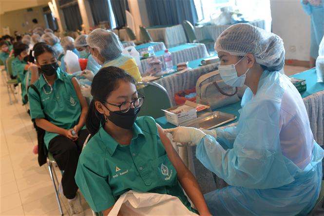 Ca tử vong tăng mạnh ở Nga; Số lượng lớn y bác sĩ thế giới thiệt mạng vì đại dịch Nhân viên y tế tiêm vaccine ngừa COVID-19 cho người dân tại Bangkok, Thái Lan, ngày 21-10-2021. Ảnh: THX/TTXVN