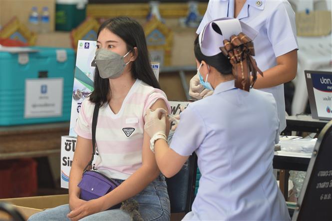 Ca tử vong tăng mạnh ở Nga; Số lượng lớn y bác sĩ thế giới thiệt mạng vì đại dịch Nhân viên y tế tiêm vaccine ngừa COVID-19 cho người dân ở Bangkok, Thái Lan, ngày 8-10-2021. Ảnh: THX/TTXVN