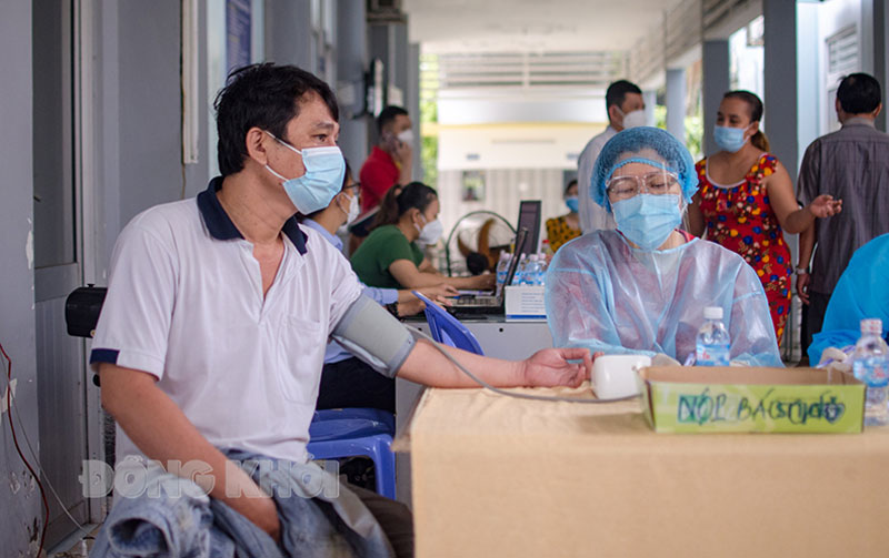 Người dân tham gia tiêm vắc-xin phòng Covid-19.