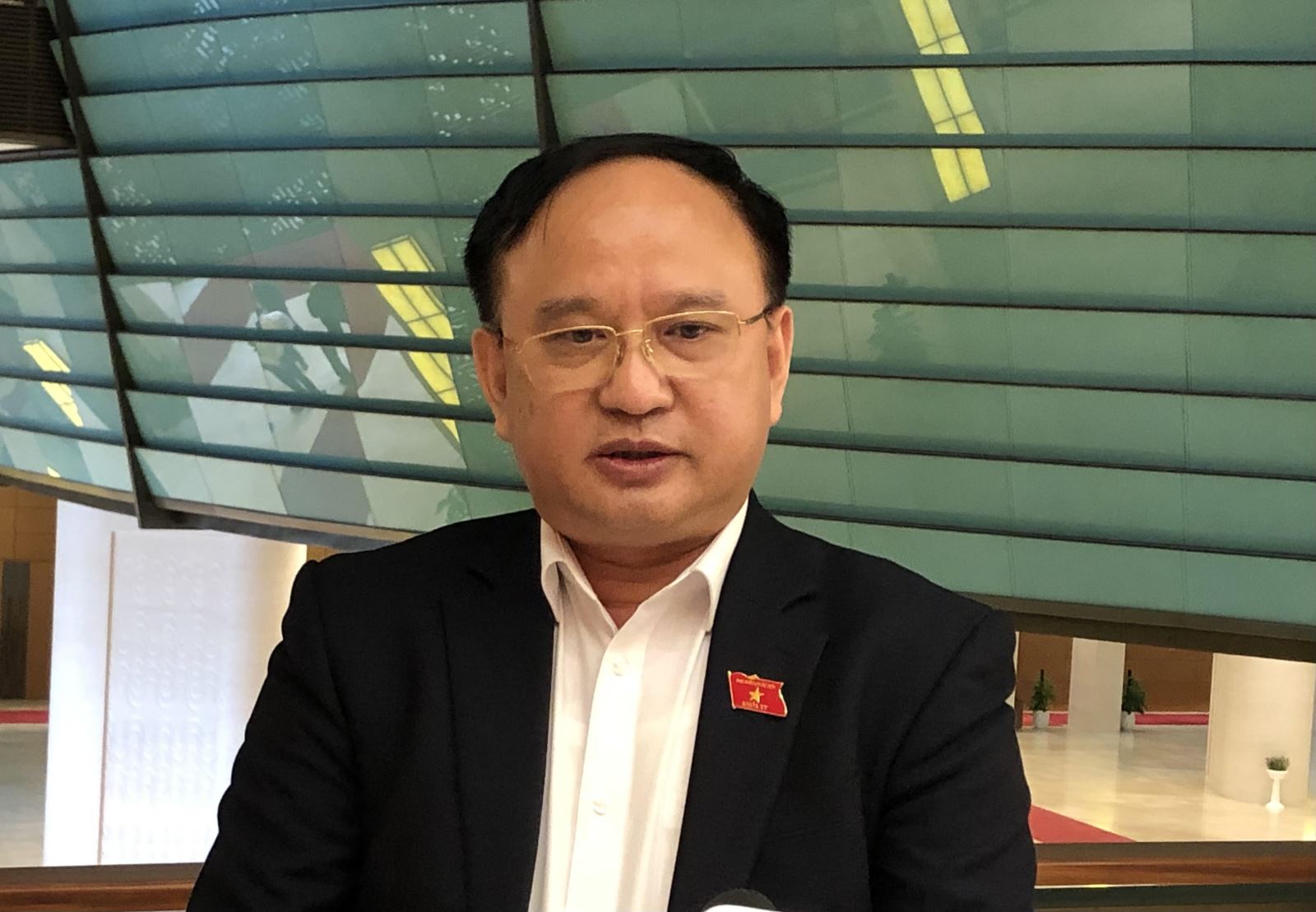 Cơ chế đặc thù góp phần giúp các địa phương bứt phá lớn với những tiềm năng, thế mạnh sẵn có Đại biểu Trần Đức Thuận, Đoàn ĐBQH tỉnh Nghệ An trả lời phỏng vấn phóng viên báo Tin tức bên hành lang Quốc hội.