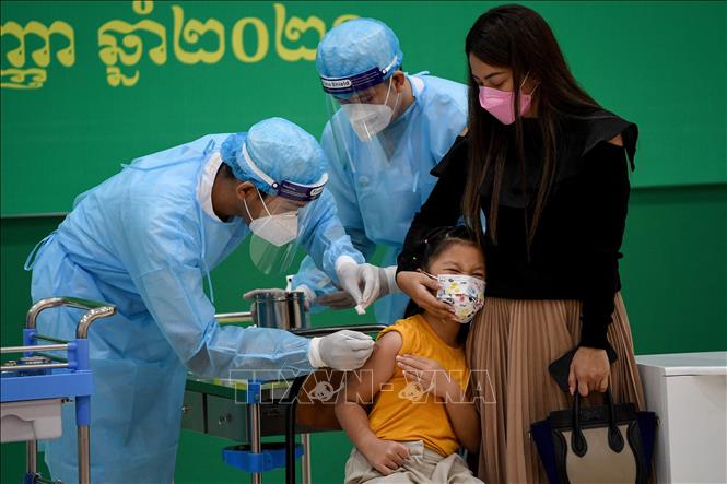Tiêm vaccine ngừa COVID-19 cho trẻ nhỏ ở Phnom Penh, Campuchia. Ảnh: AFP/TTXVN