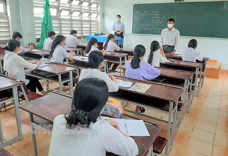 Phó chủ tịch UBND huyện Nguyễn Ngọc Tân kiểm tra thực tế tại lớp học. Ảnh: Văn Minh