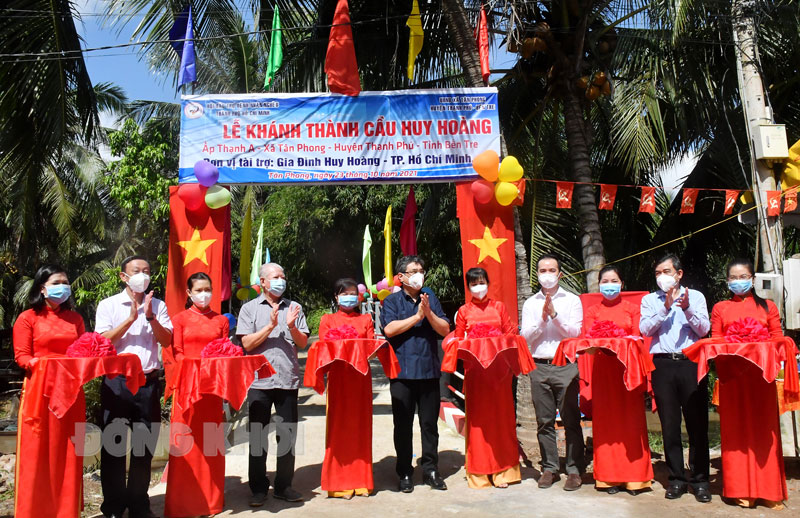 Phó trưởng Ban Dân vận Trung ương Nguyễn Phước Lộc cắt băng khánh thành cầu Huy Hoàng tại xã Tân Phong.