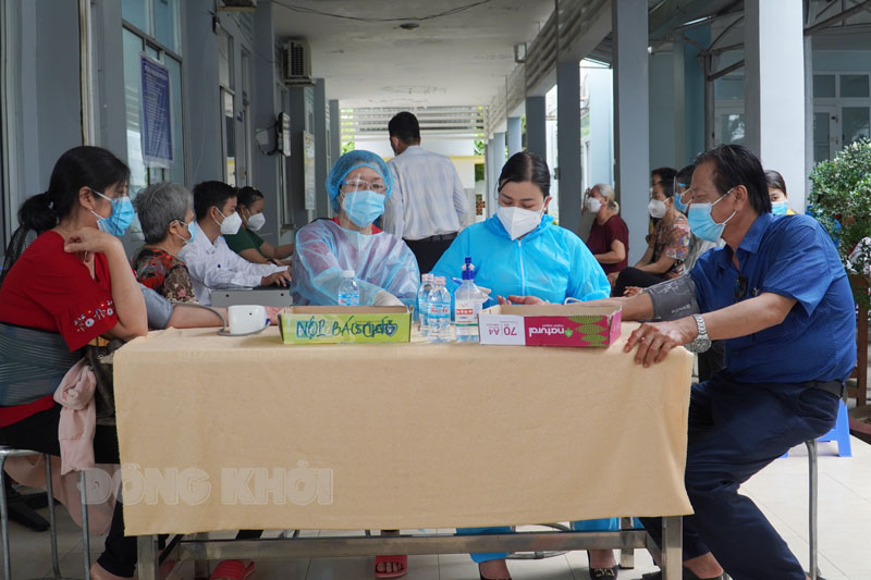 Sáng ngày 24-10-2021, tỉnh có 10 ca mắc Covid-19 Người dân tham gia tiêm chủng vắc-xin phòng Covid-19.