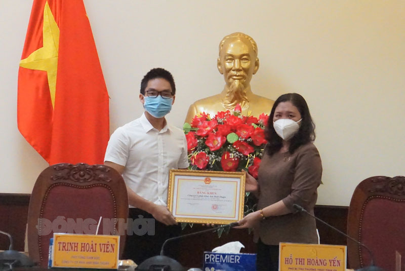 Bến Tre tiếp nhận hỗ trợ 386 điện thoại cho chương trình “Sóng và máy tính cho em” Phó bí thư Thường trực Tỉnh ủy - Chủ tịch HĐND tỉnh Hồ Thị Hoàng Yến trao bằng khen cho nhà tài trợ.