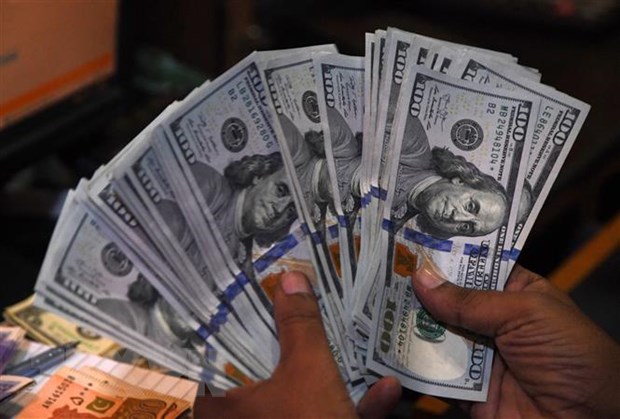Mỹ ghi nhận mức thâm hụt ngân sách cao thứ 2 trong lịch sử Kiểm đồng USD tại một quầy giao dịch tiền tệ. Ảnh: AFP/TTXVN