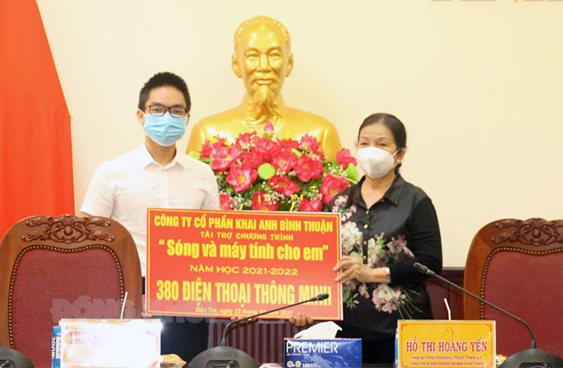 Bến Tre tiếp nhận hỗ trợ 386 điện thoại cho chương trình “Sóng và máy tính cho em” Đại diện nhà tài trợ trao bảng tượng trưng cho Hội Khuyến học tỉnh.