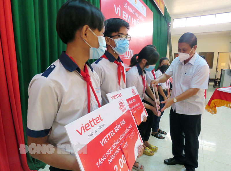 Bí thư Huyện ủy Ba Tri Võ Văn Phê trao học bổng cho các em học sinh.