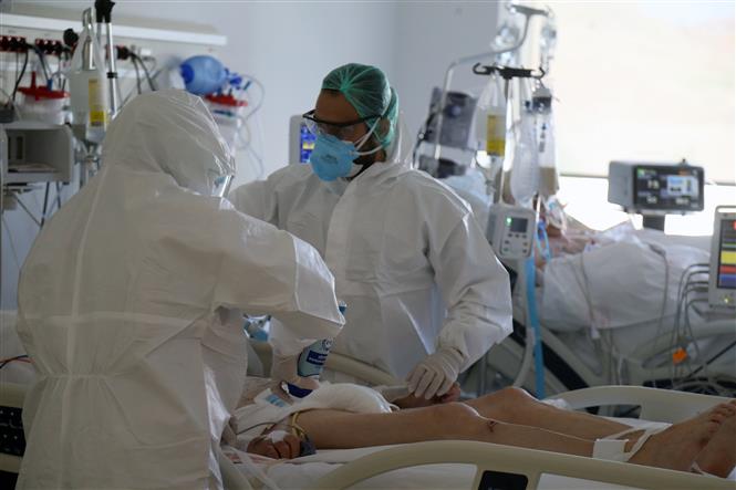 Nhân viên y tế điều trị cho bệnh nhân COVID-19 tại bệnh viện ở Ankara, Thổ Nhĩ Kỳ, ngày 20-10-2021. Ảnh: THX/ TTXVN