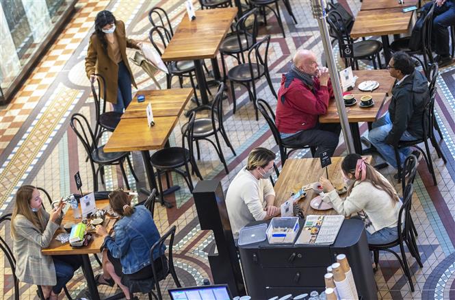 Một quán cà phê mở cửa phục vụ khách tại thành phố Sydney, Australia ngày 11-10-2021. Ảnh: THX/TTXVN