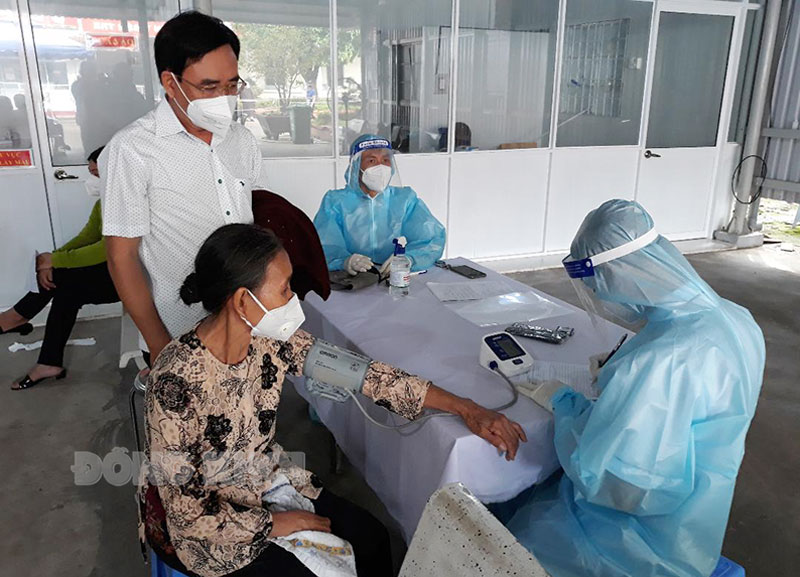 TP. Bến Tre quyết tâm hoàn thành chỉ tiêu kế hoạch năm 2021 Người dân phường Phú Khương tham gia tiêm vắc-xin phòng Covid-19. Ảnh: H. Hiệp